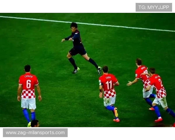 前锋被训练模拟强硬犯规下的点球罚法，心理与技术并重